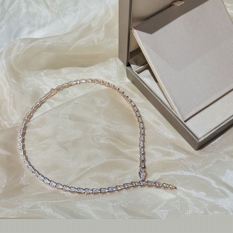 Bo*te*ga venenta necklaces